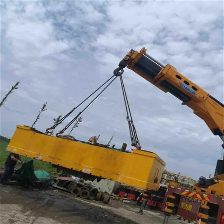 黄潭镇吊运集装箱的吊车